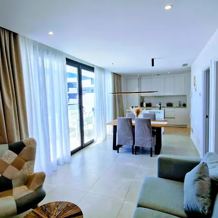 Mara's Higueron West - Premium Dual - 3 Community Pools Appartement